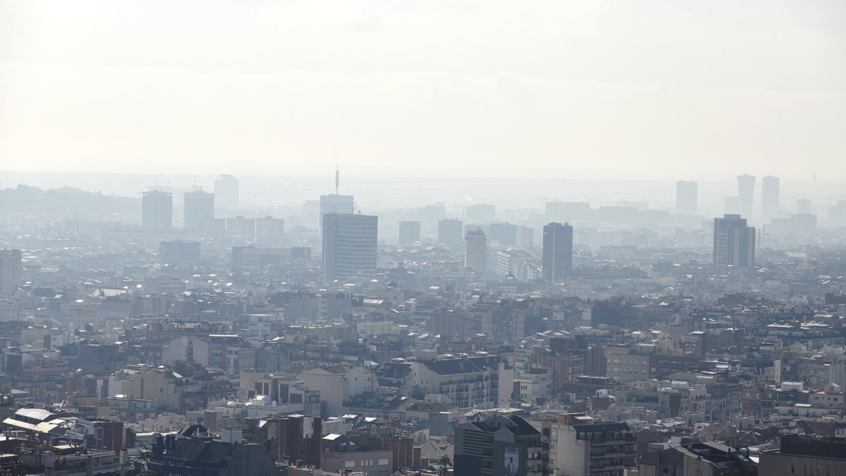 Imagen de Barcelona en la que se puede apreciar la contaminación atmosférica