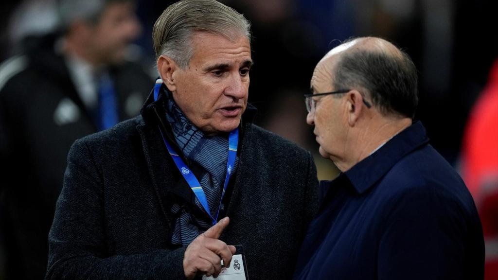 Antonio Cordón, director deportivo del Sevilla, junto a Pepe Castro, vicepresidente del club