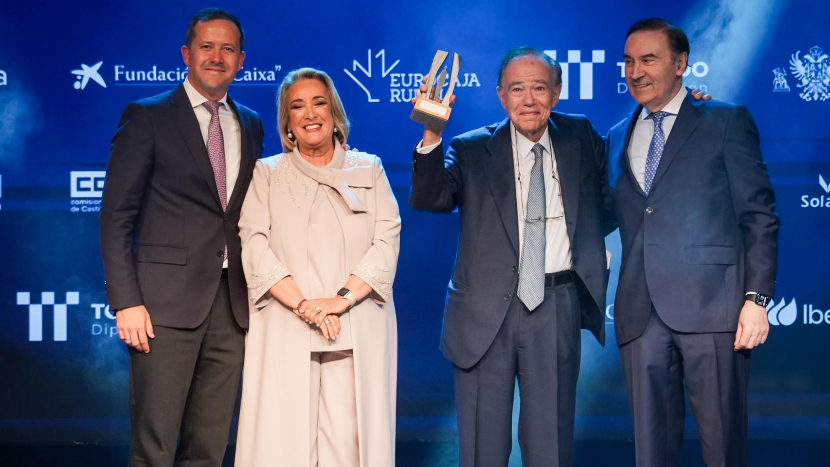 Momento en el que Gregorio Marañón ha recogido su premio Gigante.