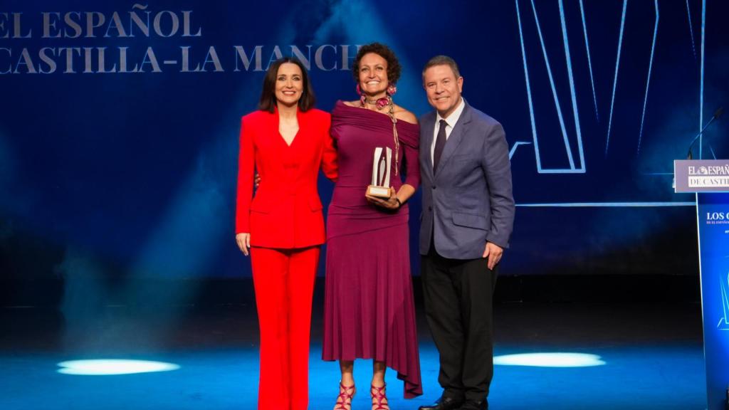 La vicepresidenta ejecutiva de EL ESPAÑOL, Cruz Sánchez de Lara, la premiada Ana Céspedes, y el presidente de Castilla-La Mancha, Emiliano García-Page.