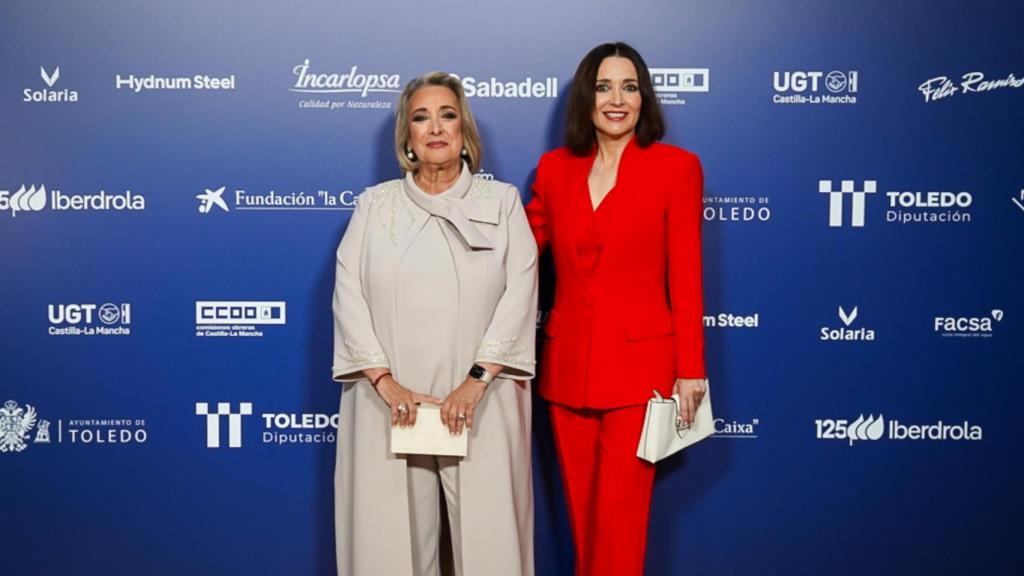 La presidenta de EL ESPAÑOL de Castilla-La Mancha, Esther Esteban, y Cruz Sánchez de Lara, vicepresidenta de EL ESPAÑOL y Magas y Lifestyle, posan antes de la gala con los diseños del creador. 