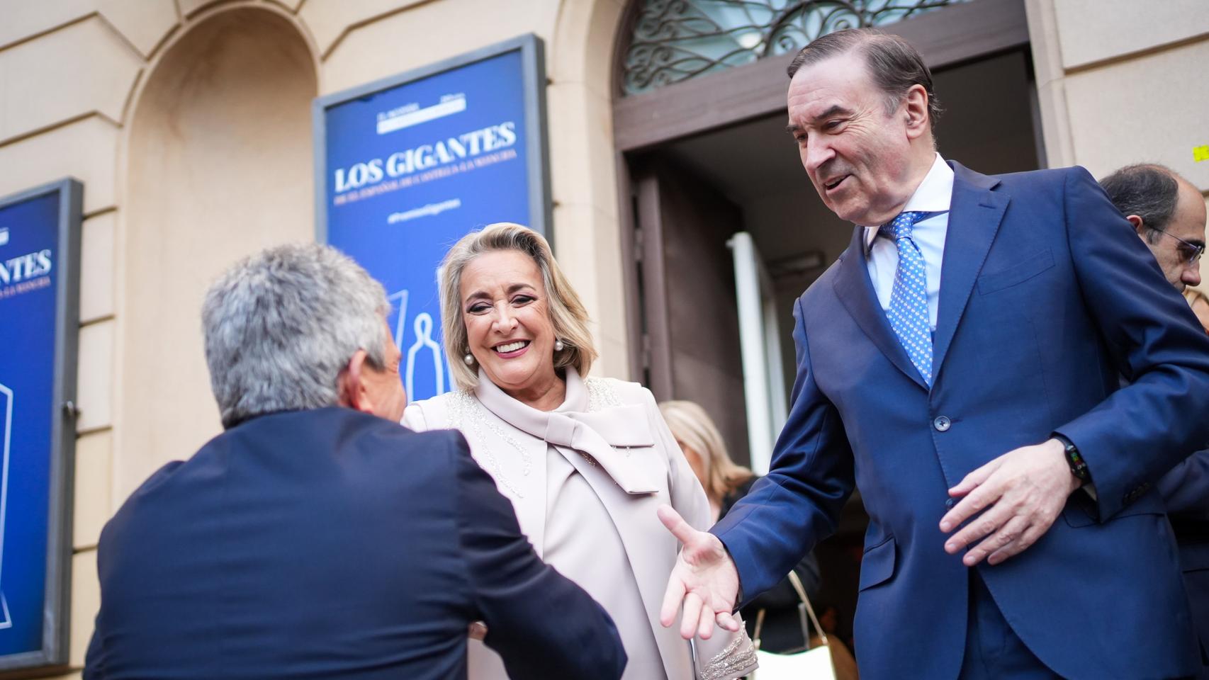 Esther Esteban y Pedro J. Ramírez recibiendo a los invitados en el Teatro de Rojas de Toledo.