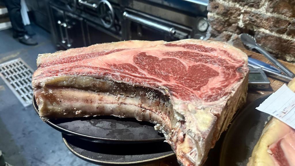 Una de las chuletas de casi cuatro kilos del buey que está en la carta de Taberna Pedraza estos días.