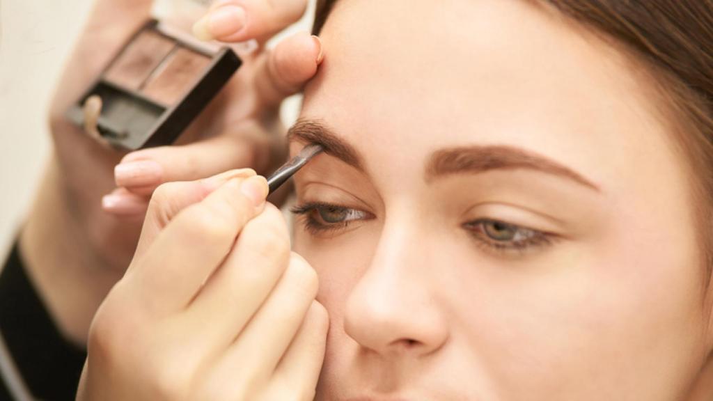 Maquillaje de cejas.
