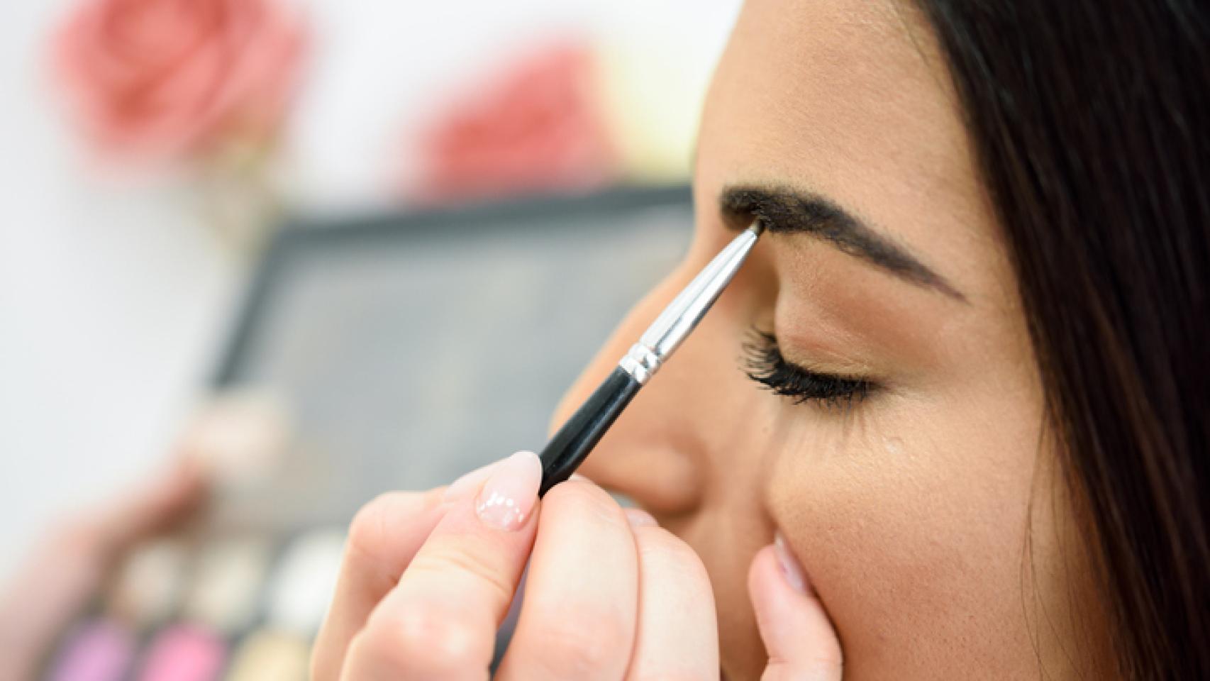 Maquilladora maquillando cejas