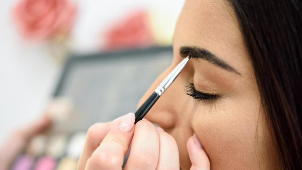 Maquilladora maquillando cejas