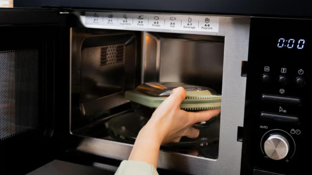 Cocina al vapor en el microondas con la vaporera Lékué.