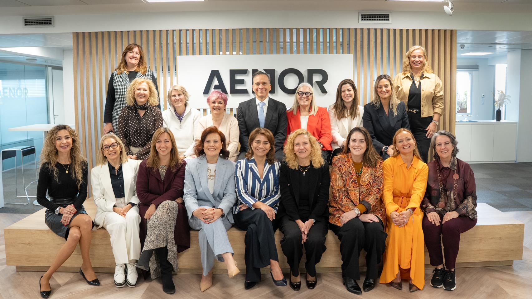 Las asistentes a la cita junto a Rafael García Meiro, CEO de AENOR.