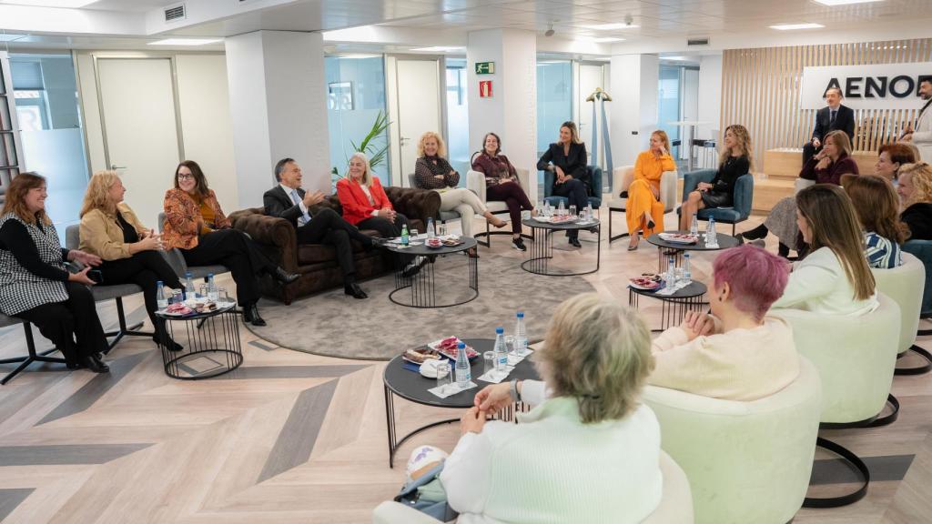 Todos los asistentes en una distendida y nutritiva conversación.