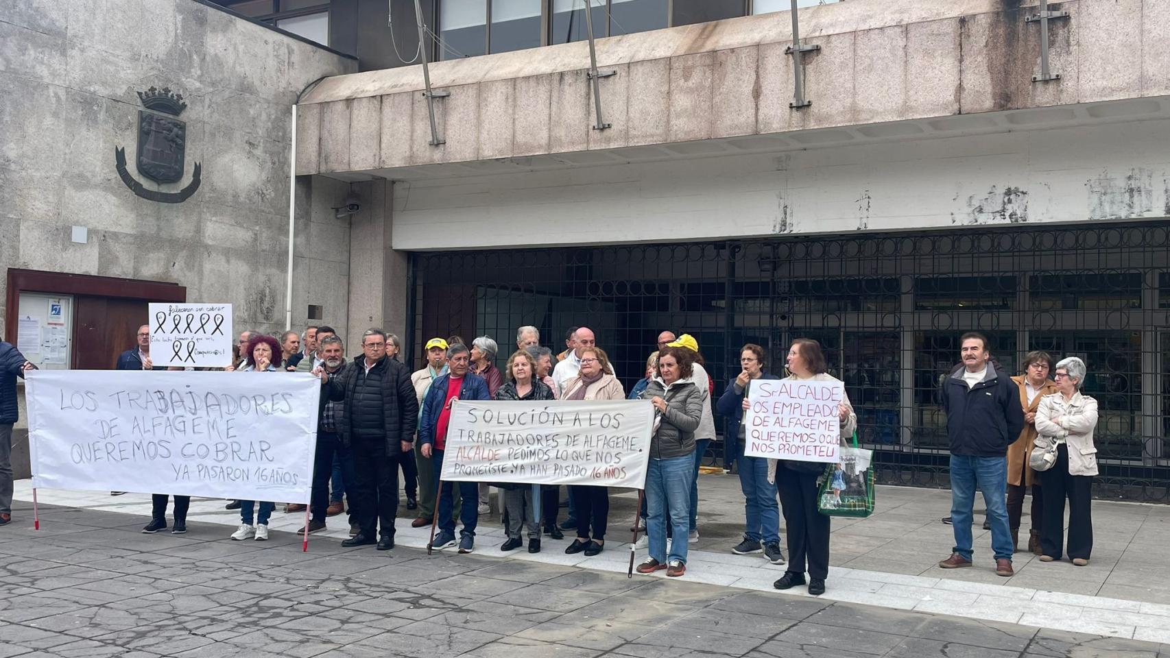 Concentración de trabajadores de Alfageme en el Concello de Vigo. 
