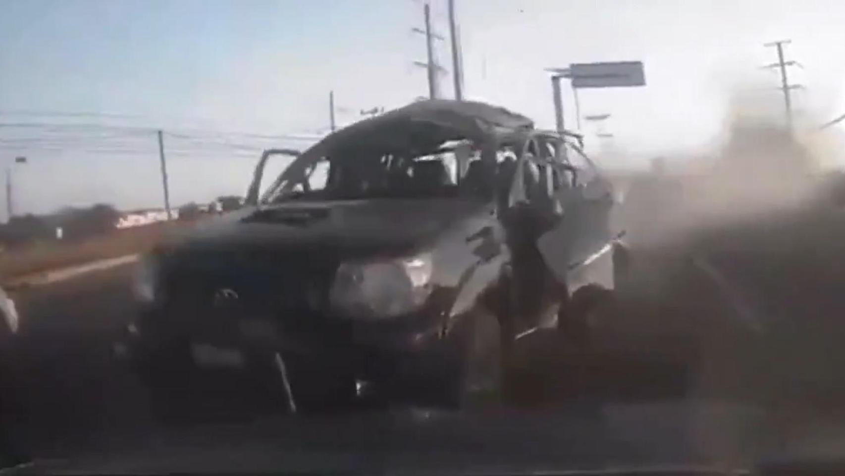 El coche que transportaba al miembro del Cartel de Sinaloa, en el momento de la explosión.