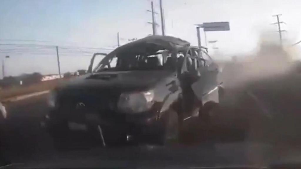 El coche que transportaba al miembro del Cartel de Sinaloa, en el momento de la explosión.