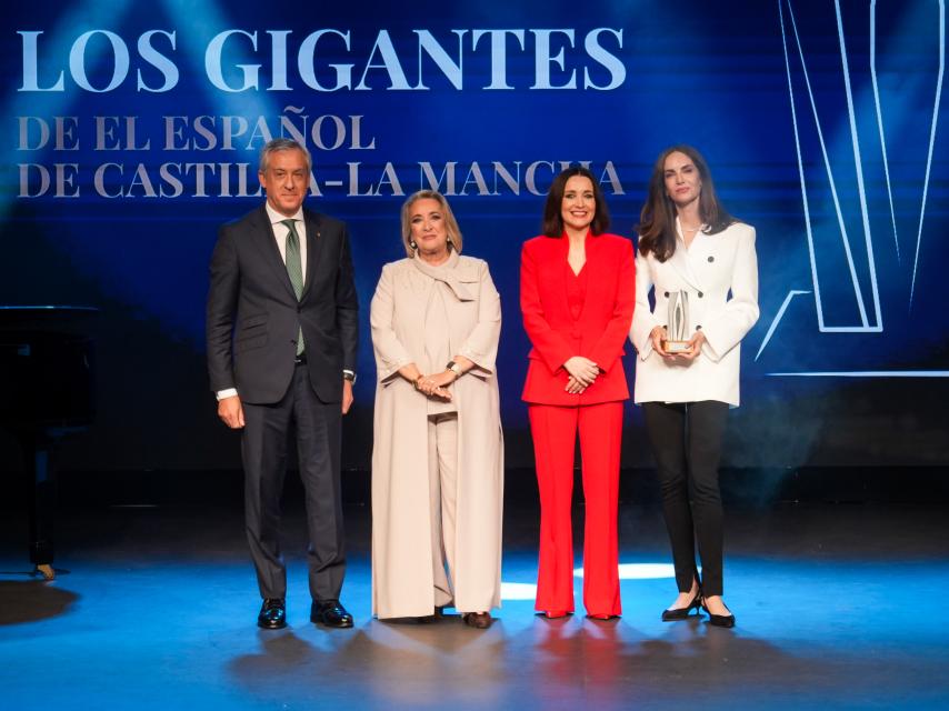 Eugenia Silva, junto a Cruz Sánchez de Lara, vicepresidenta ejecutiva de EL ESPAÑOL y editora de Magas y Lifestyle; Javier López Marín, presidente de Eurocaja Rural; y Esther Esteban, presidenta ejecutiva de EL ESPAÑOL de Castilla-La Mancha.