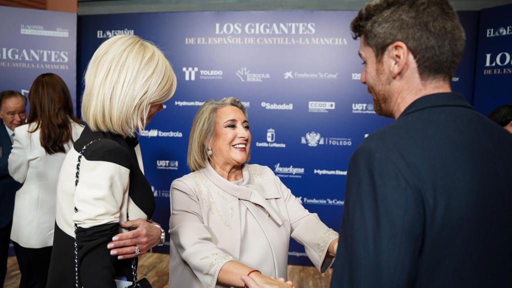 Esther Esteban durante el photocall del evento junto con María Porto y Juanpe Somoza.