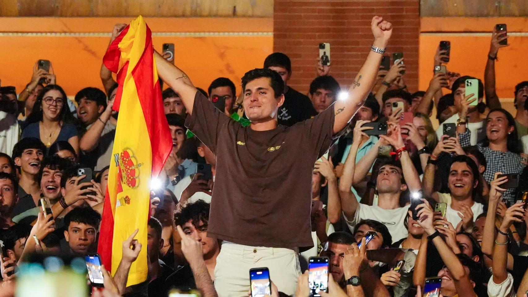 Vito Quiles en una concentración en la Universidad Pablo de Olavide de Sevilla en octubre de 2025.