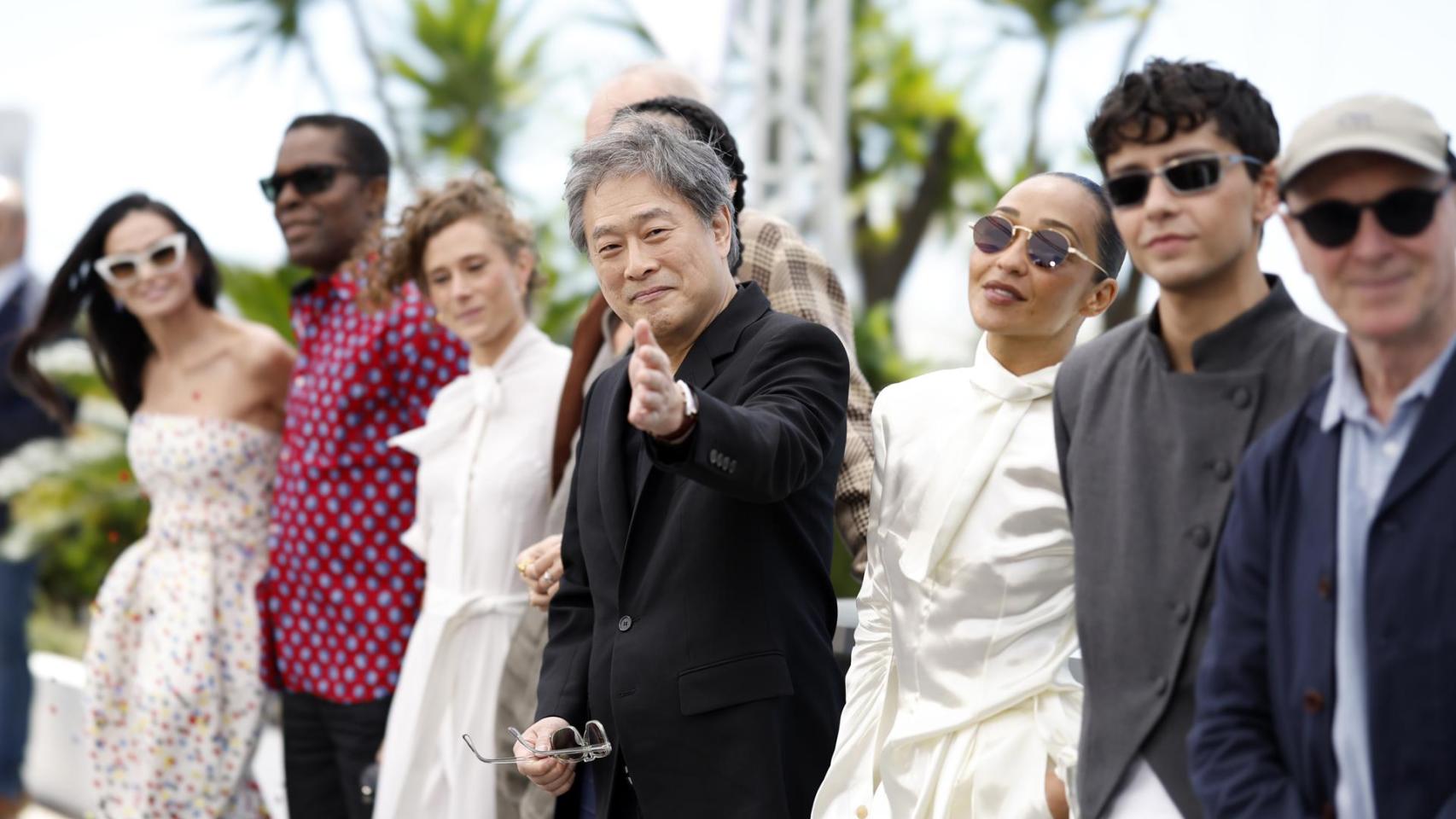 Demi Moore, Isaach De Bankole, Laura Wandel, Park Chan-wook, Ruth Negga, Diego Cespedes y Paul Laverty, el Jurado Oficial en la presentación del Festival de Cannes. Foto: EFE/EPA/SEBASTIEN NOGIER