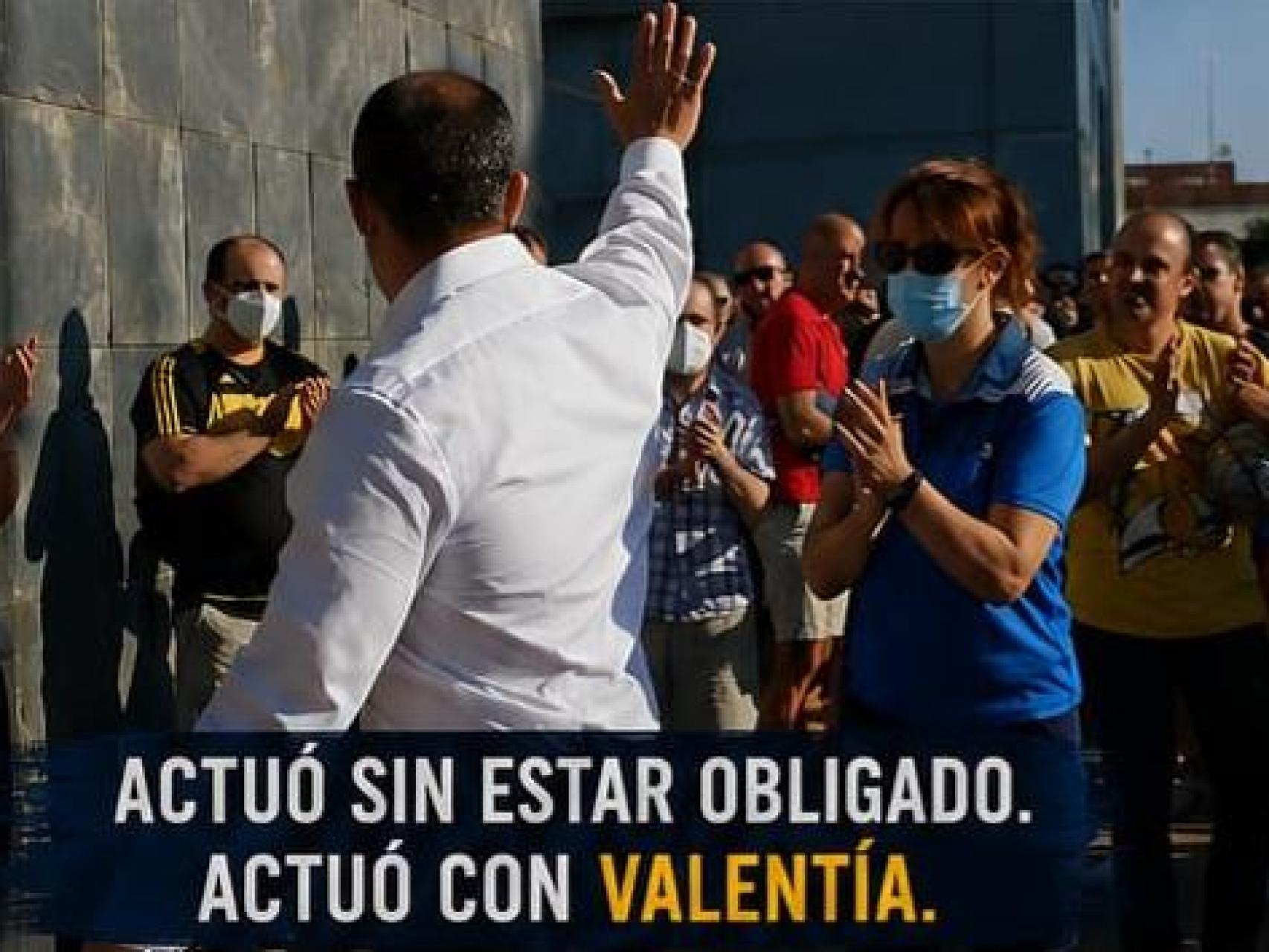 El agente Víctor Blázquez, en el cartel de la campaña, en una imagen tomada de su llegada a los juzgados.