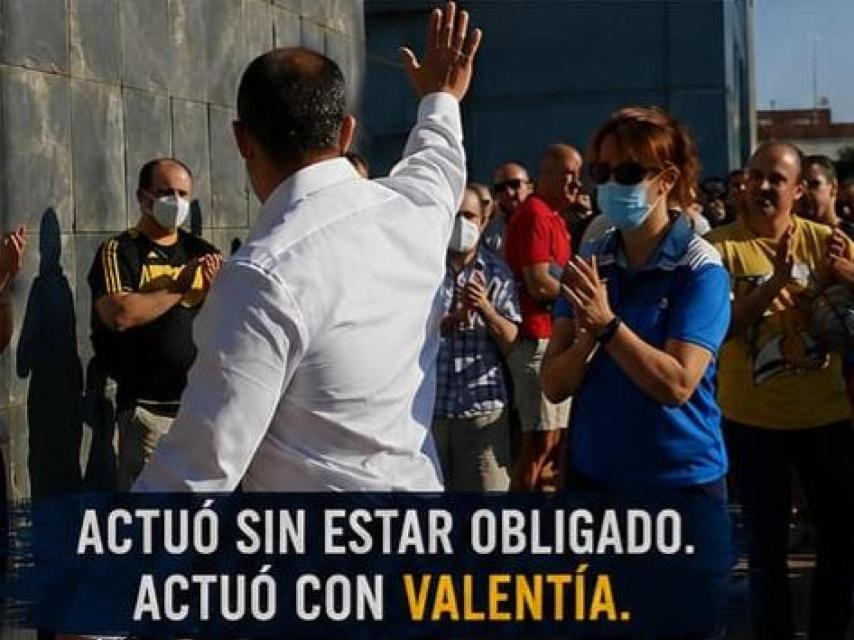 El agente Víctor Blázquez, en el cartel de la campaña, en una imagen tomada de su llegada a los juzgados.