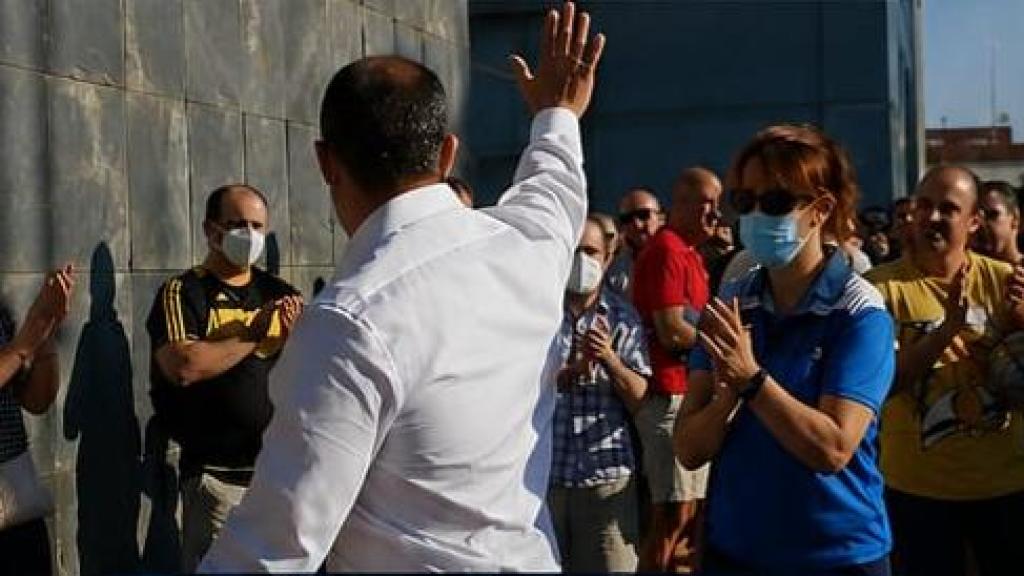 El agente Víctor Blázquez, en el cartel de la campaña, en una imagen tomada de su llegada a los juzgados.