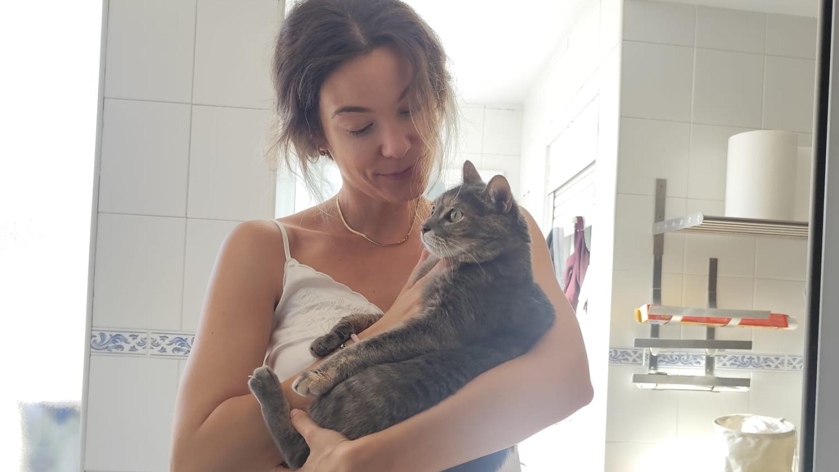 Lola con su gato.