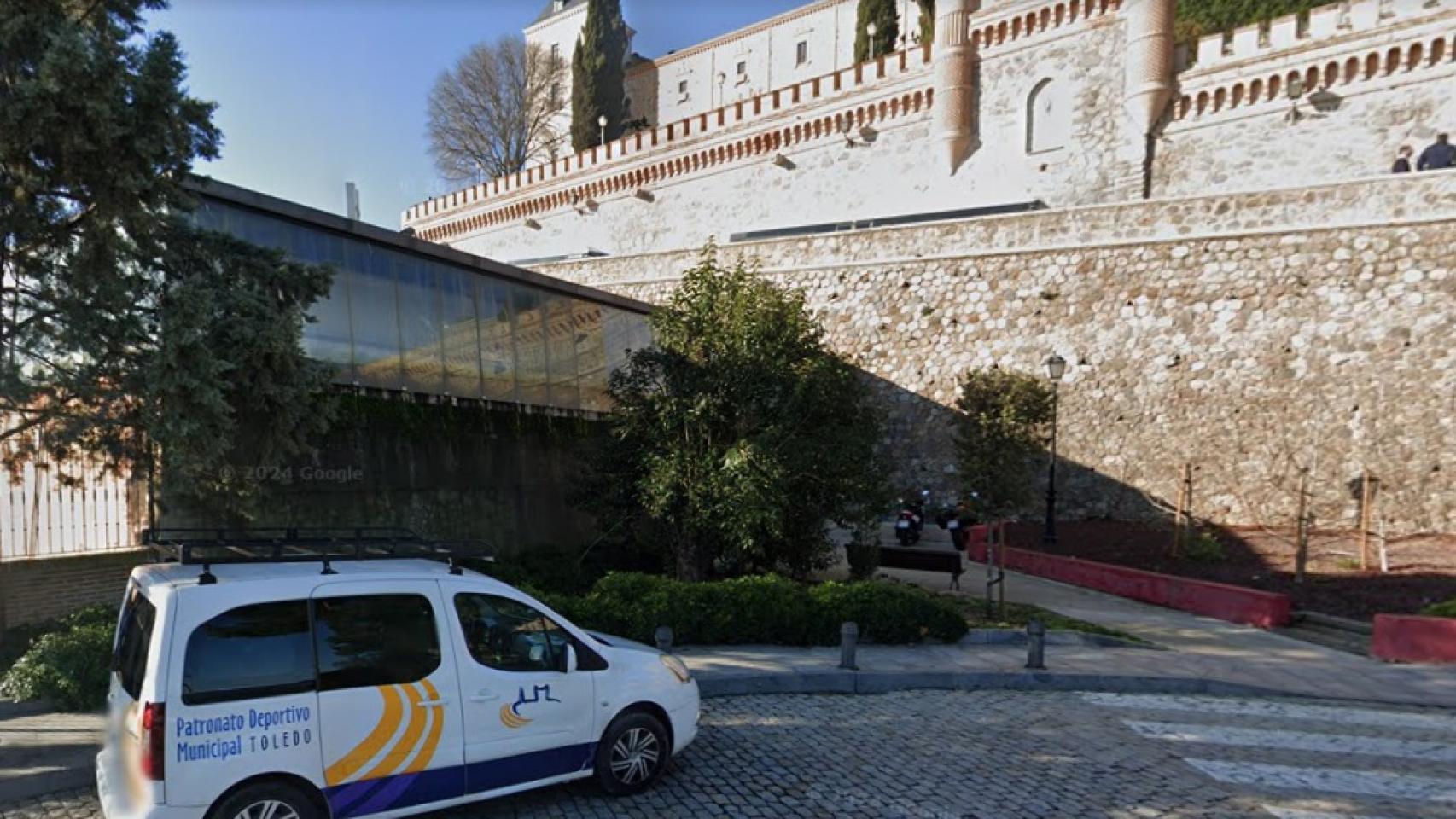 La instalación deportiva se encuentra en la calle Unión, junto al parque de los jardines del Alcázar de Toledo. 
