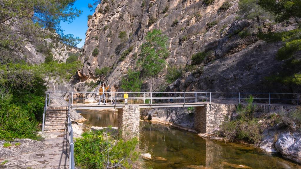 Pasarela sobre el río Canaletes en el santuario de la Fontcalda.