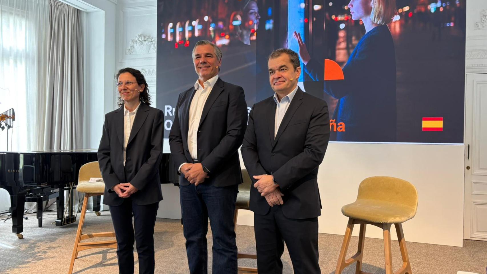 Sara Puigvert, vicepresidenta Ejecutiva de Operaciones Globales de Orange Cyberdefense; Germán López, COO de MasOrange; y Eduardo Rodríguez, director de digital de MasOrange, durante el lanzamiento de Orange Cyberdefense España.