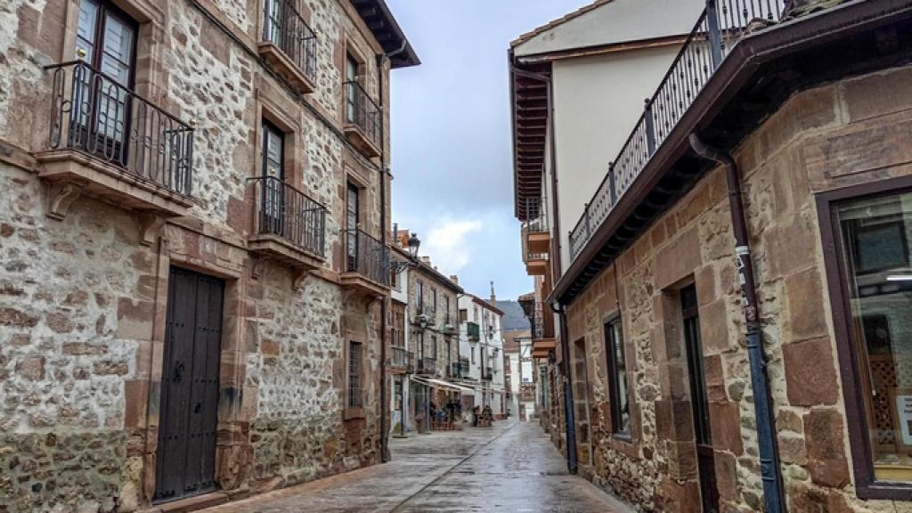 Calle adoquinada con arquitectura tradicional y balcones en Ezcaray, La Rioja
