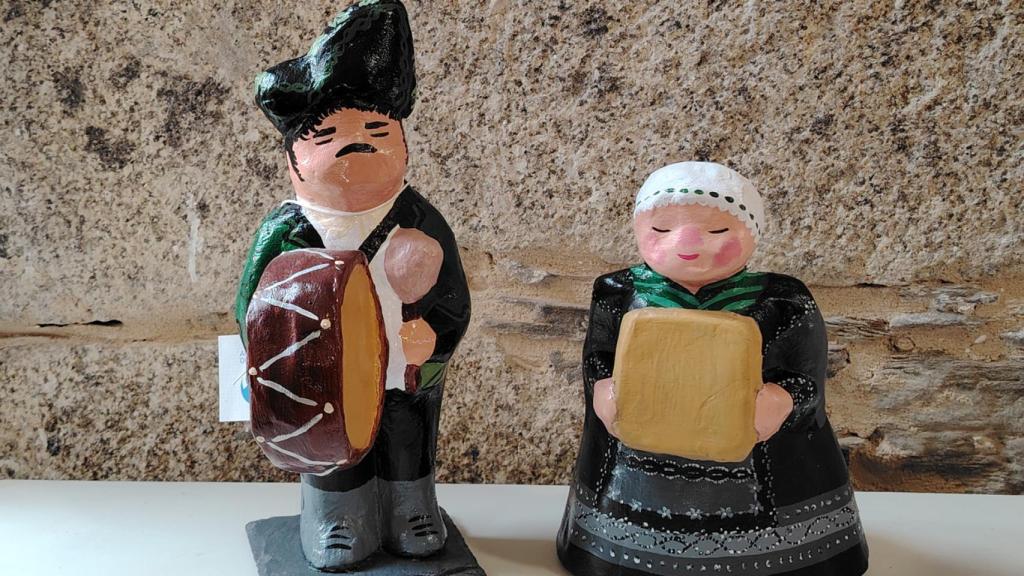 Dos de las figuras creadas por Marga Portomeñe.