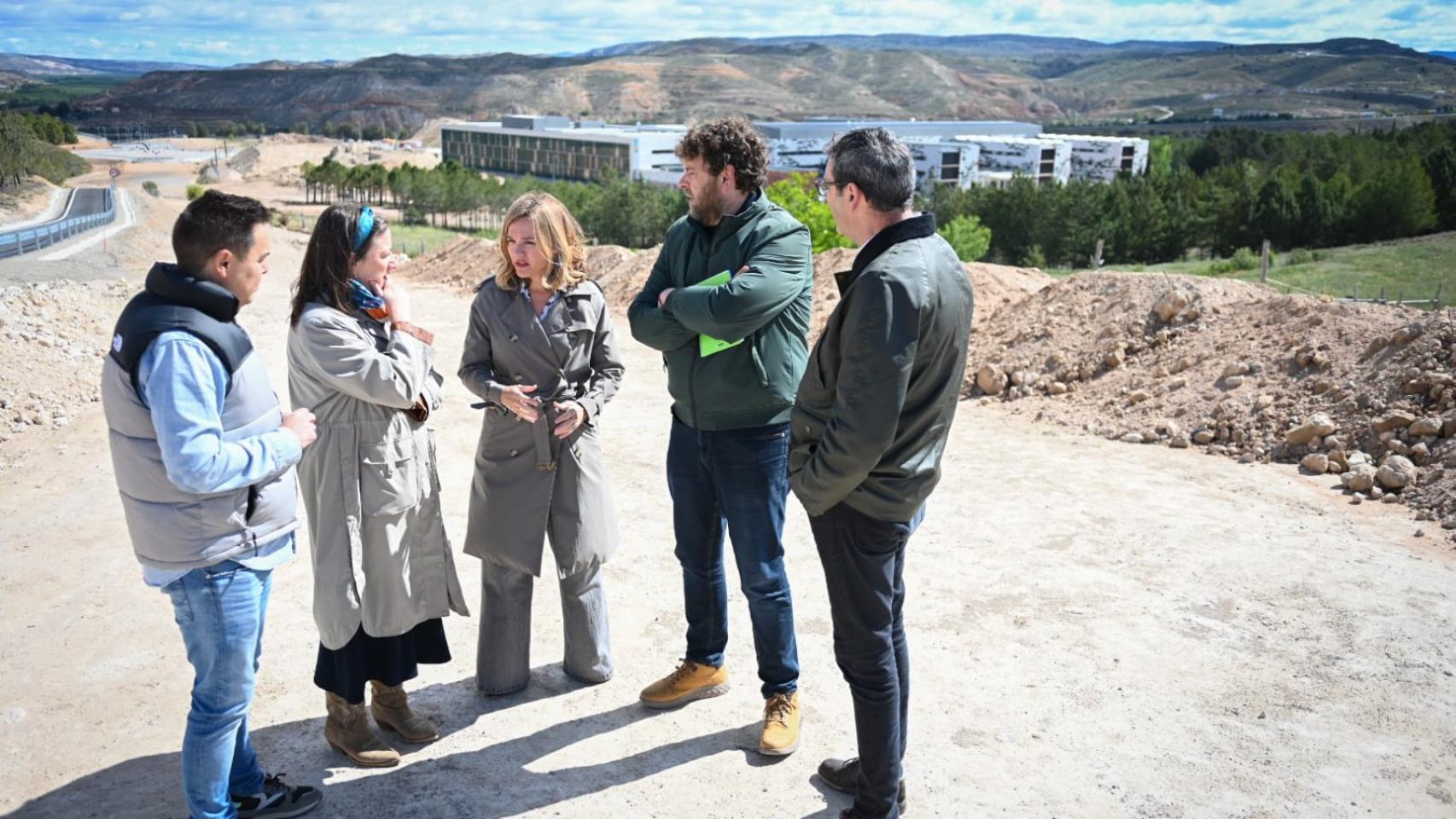 Pilar Alegría, frente a las obras del hospital de Teruel