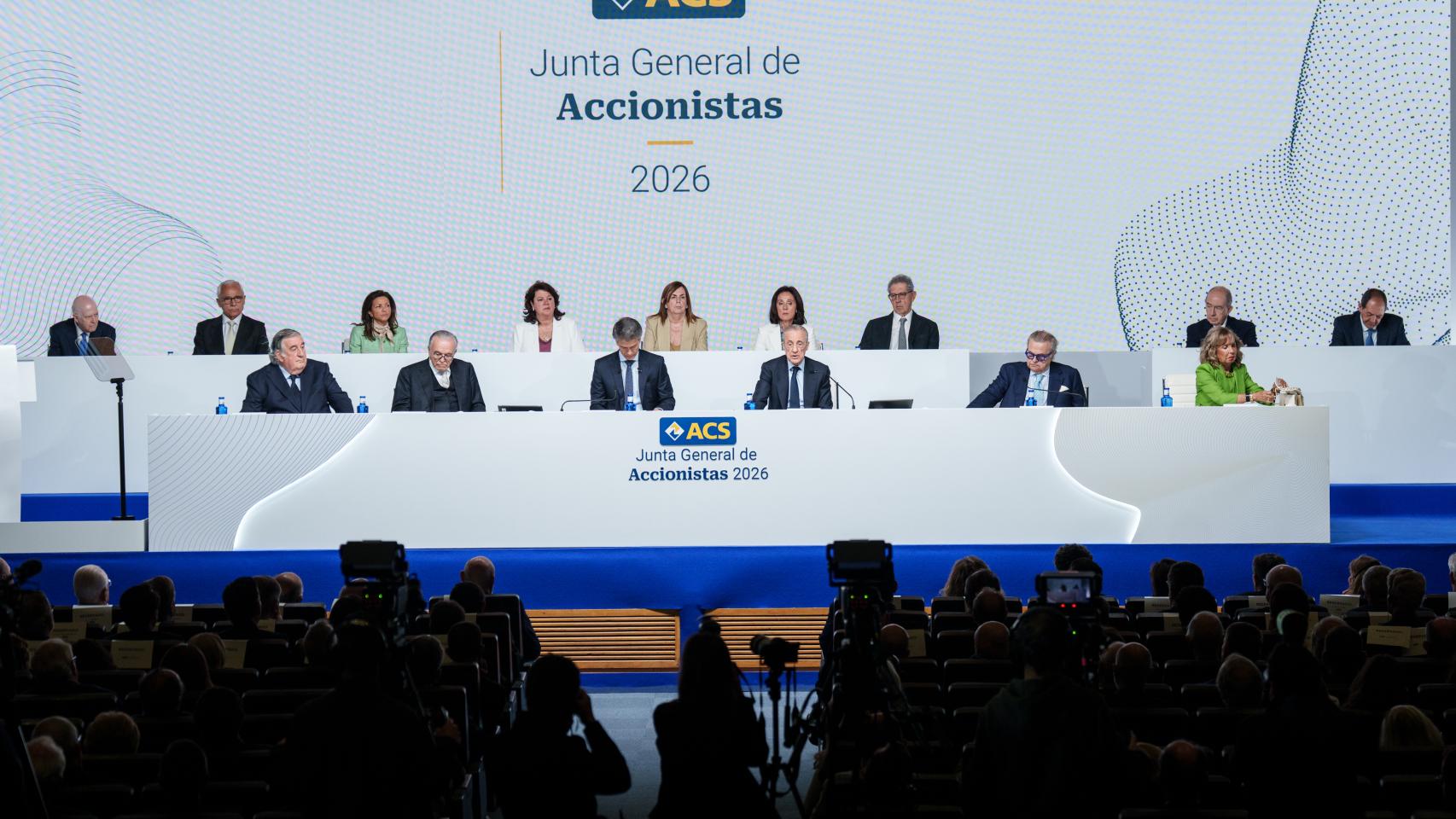 El presidente de ACS, Florentino Pérez (1 fila, 3d), y el consejero delegado Juan Santamaría Cases (1 fila, 3i), durante la junta de accionistas de ACS.