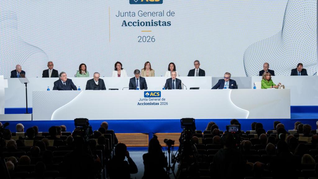 El presidente de ACS, Florentino Pérez (1 fila, 3d), y el consejero delegado Juan Santamaría Cases (1 fila, 3i), durante la junta de accionistas de ACS.