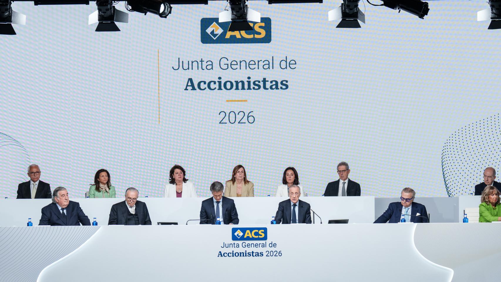 El presidente de ACS, Florentino Pérez (1 fila, 3d), y el consejero delegado Juan Santamaría Cases (1 fila, 3i), durante la junta de accionistas de ACS.