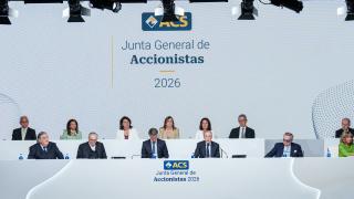 El presidente de ACS, Florentino Pérez (1 fila, 3d), y el consejero delegado Juan Santamaría Cases (1 fila, 3i), durante la junta de accionistas de ACS.