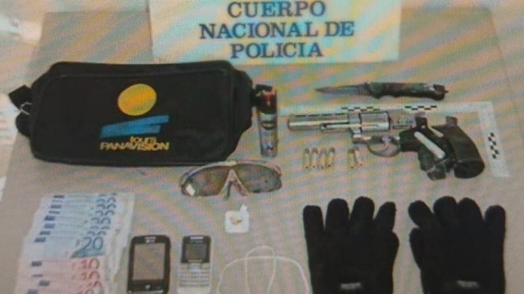 El revólver y la navaja que le intervinieron a 'El Parcero' y a un compinche, en marzo de 2012, por atracar una tienda de alimentación en Ávila.