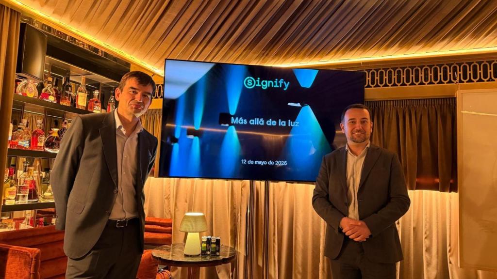 David Albertín, presidente y director general de Signify en España, y Jordi Manrique, marcom de la compañía para el sur de Europa.