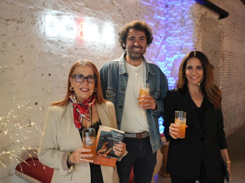 Begoña Barreda, de Espacio DOBBLE, Daniel Ramírez y Ana Núñez-Milara brindan con el cóctel Magas por Fundador.