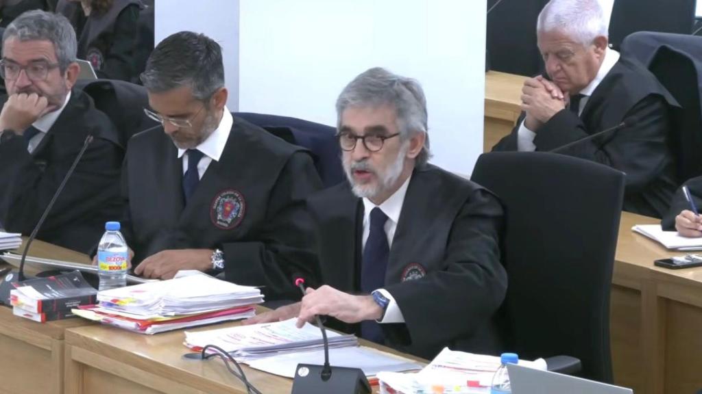 El abogado Cristóbal Martorell, defensor de Jordi Pujol Ferrusola, este miércoles. A su derecha, Campaner.