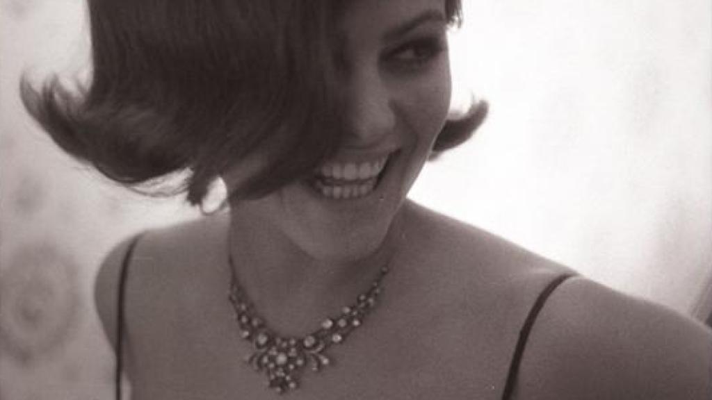 La actriz Claudia Cardinale con un collar de diamantes que saldrá a subasta con un precio estimado de entre 10 y 15.000 euros.