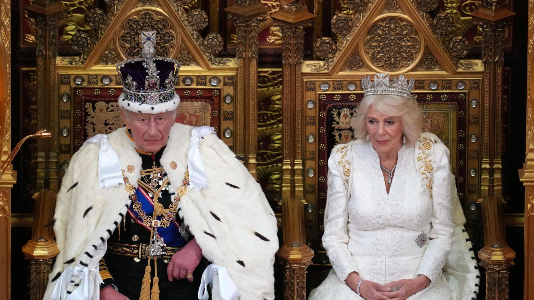 Carlos III y la reina Camila en la sesión inaugural del Parlamento británico.