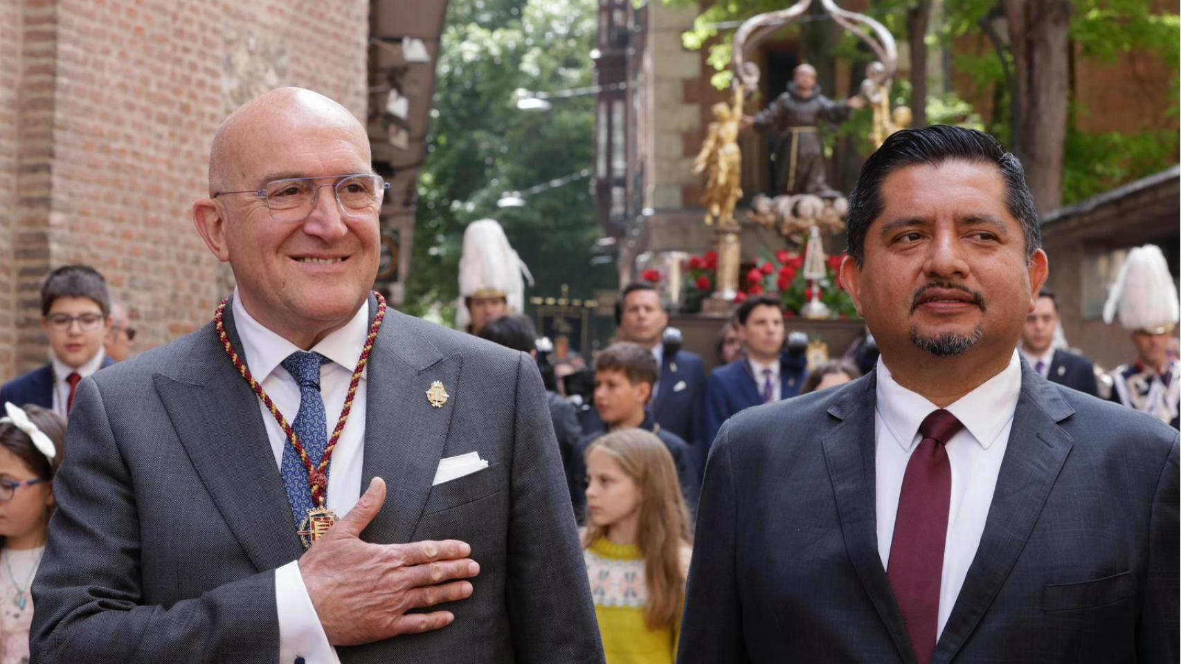El alcalde de Valladolid, junto al presidente municipal de Valladolid (Yucatán), Homero Novelo Burgos, ciudad hermana, en la procesión de San Pedro Regalado