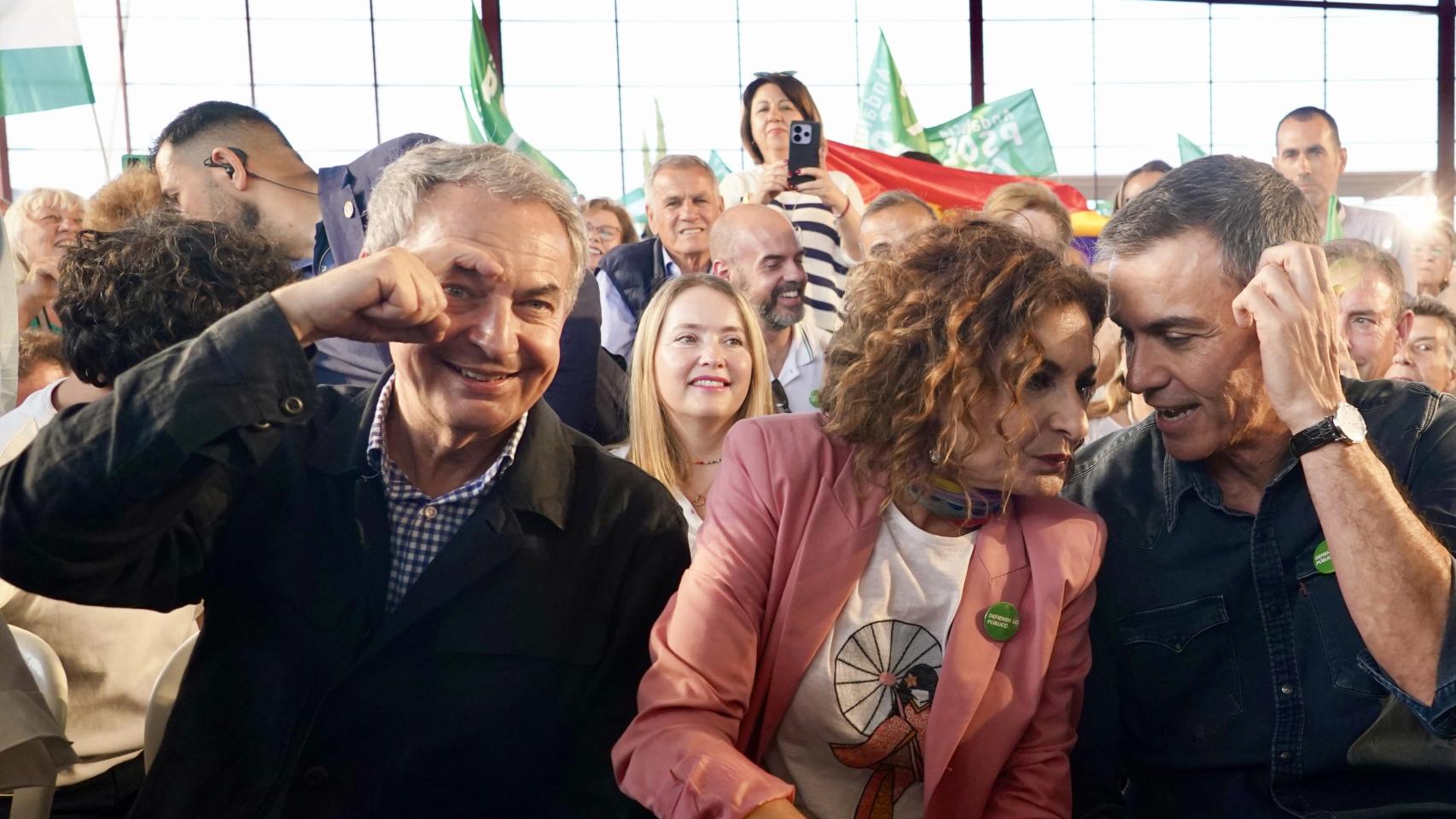 Zapatero, junto a María Jesús Montero y Pedro Sánchez, el pasado 1 de mayo en un mitin en Cártama (Málaga).