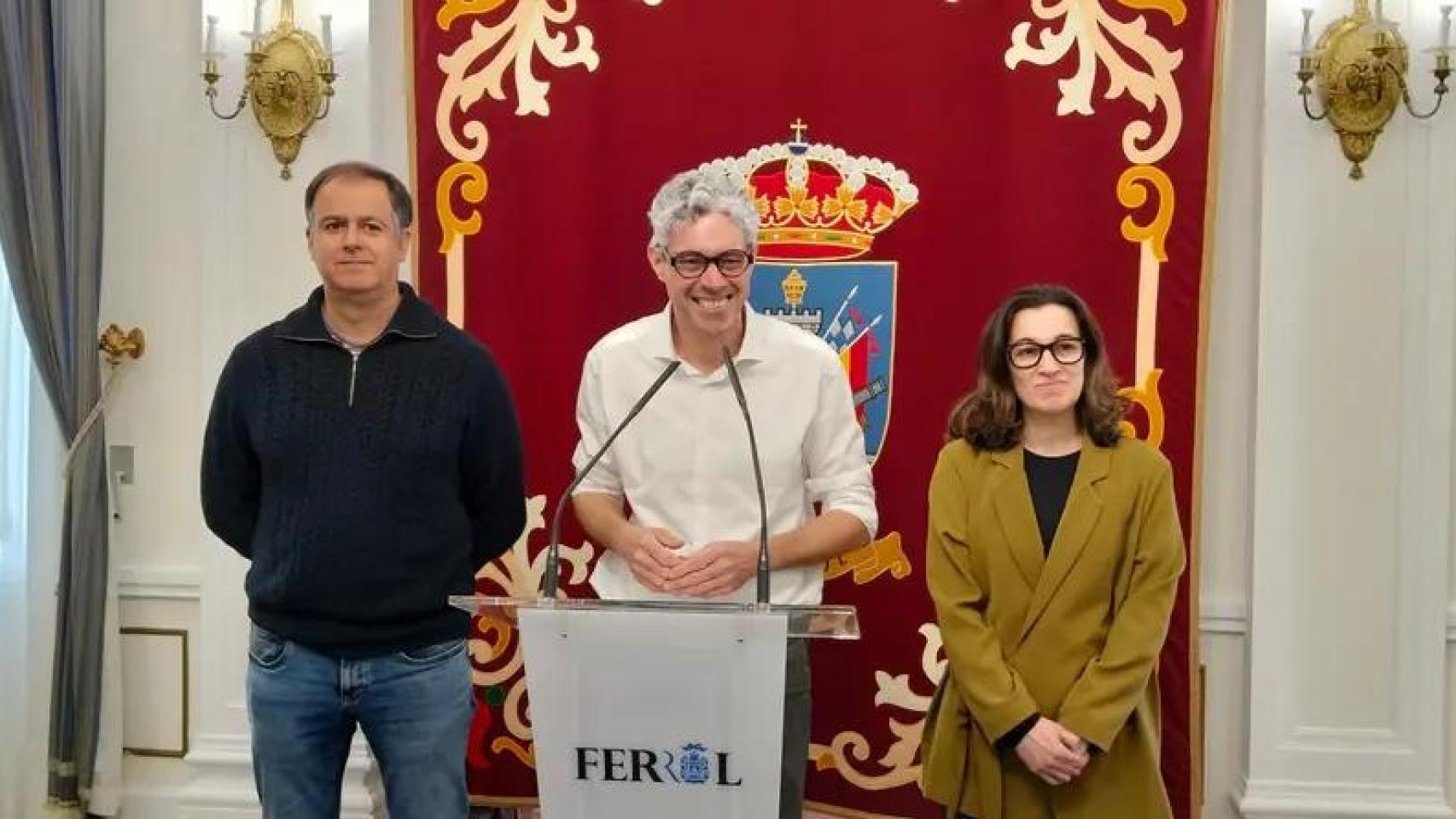 Iván Rivas junto al grupo municipal del BNG en Ferrol.