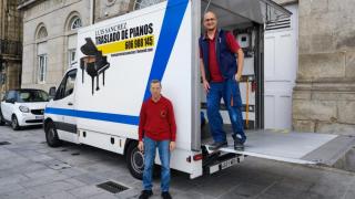Luis Sánchez y Marcos Ramos, junto al camión de la empresa de traslado de pianos Luis Sánchez.
