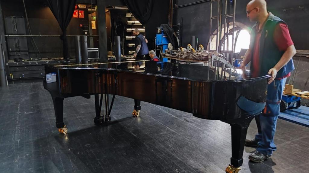 El piano montado e instalado sobre el escenario del teatro Rosalía de Castro.