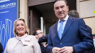 Esther Esteban y Pedro J. Ramírez reciben a los invitados en el Teatro de Rojas de Toledo.