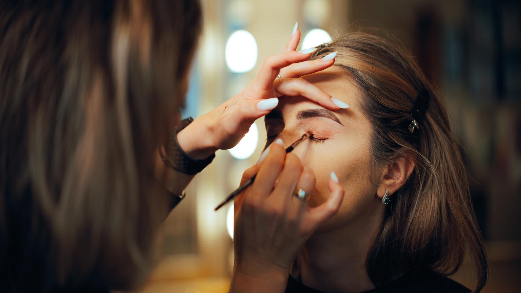 Imagen de una mujer siendo maquillada. 
