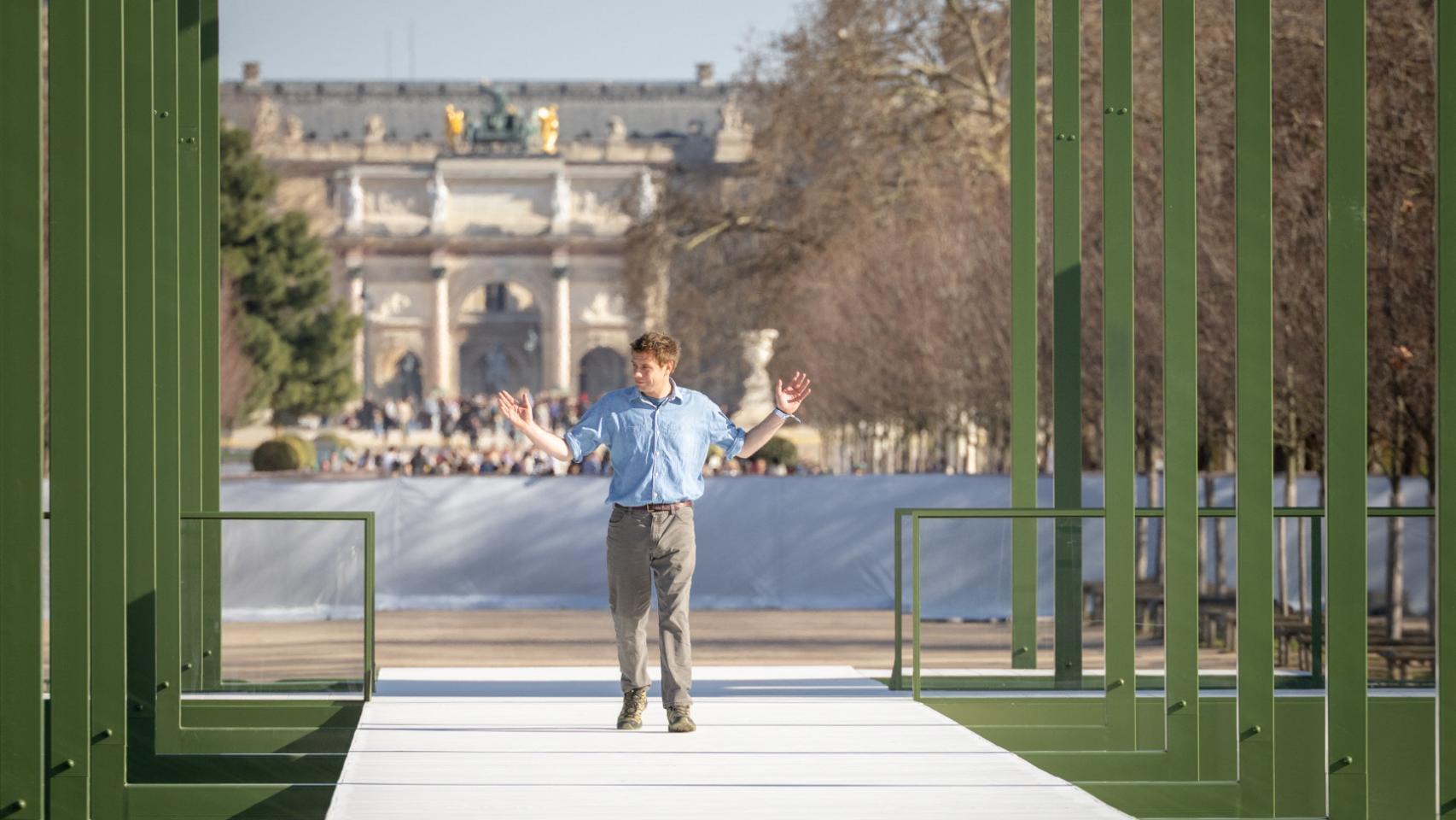 Jonathan Anderson en la pasarela de la Semana de Moda en París 2026.