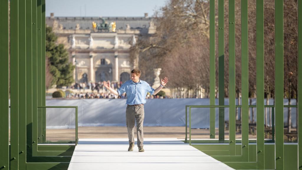 Jonathan Anderson en la pasarela de la Semana de Moda en París 2026.