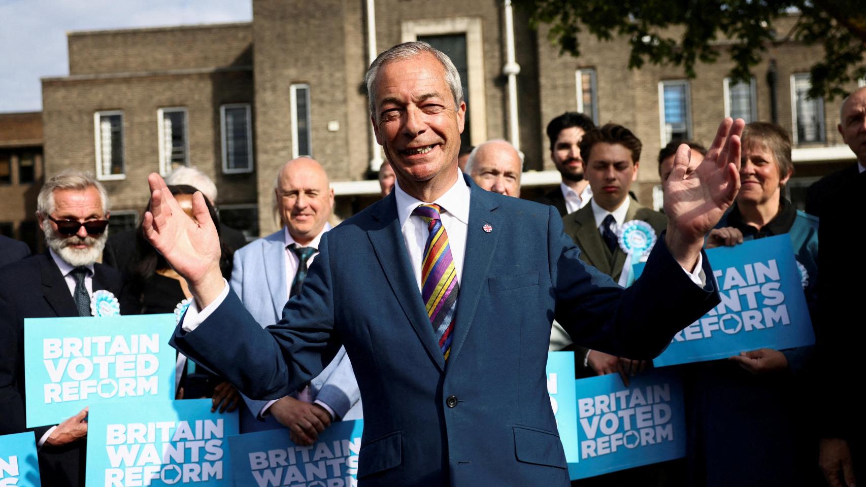 Farage celebrando sus buenos resultados en las elecciones municipales británicas.
